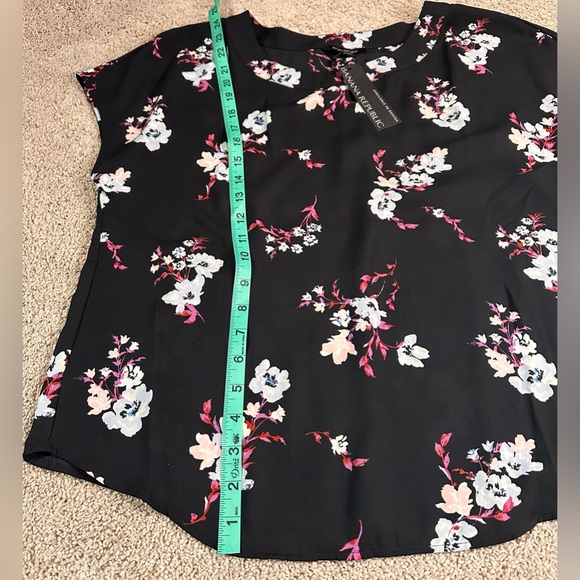 NWT Banana Republic Floral Short Sleeve Crew Neck Blouse Size M - Picture 11 of 11